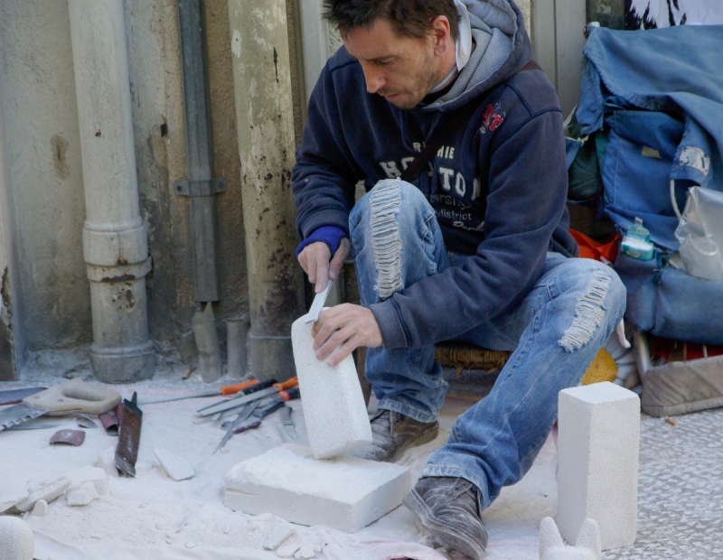 tailleur-pierre-CHATEAUNEUF GRASSE-min_artisan_stonecutter_sculpture-1085967